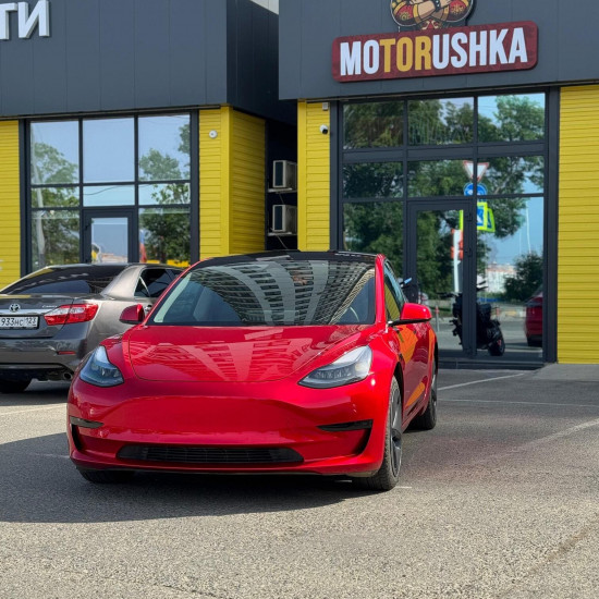 Оклейка Tesla Model 3 цветным полиуретаном Sunmax 48 Metal Red PPF
