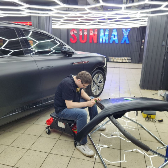 Оклейка Hongqi цветной полиуретановой пленкой Sunmax 26 Black Matt PPF