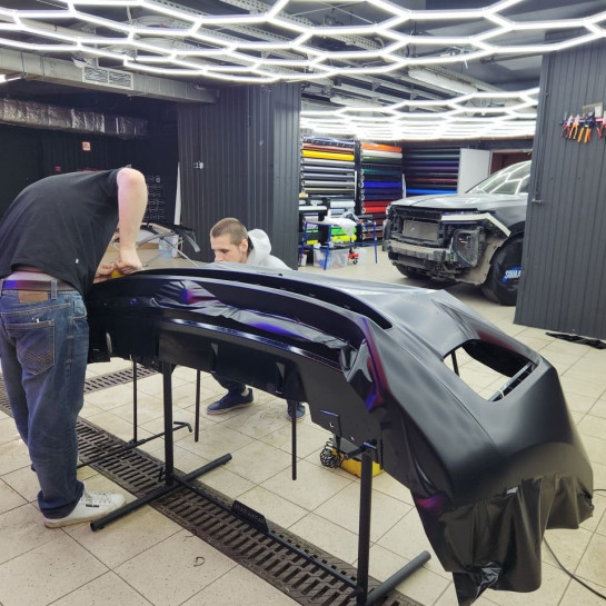 Оклейка Hongqi цветной полиуретановой пленкой Sunmax 26 Black Matt PPF