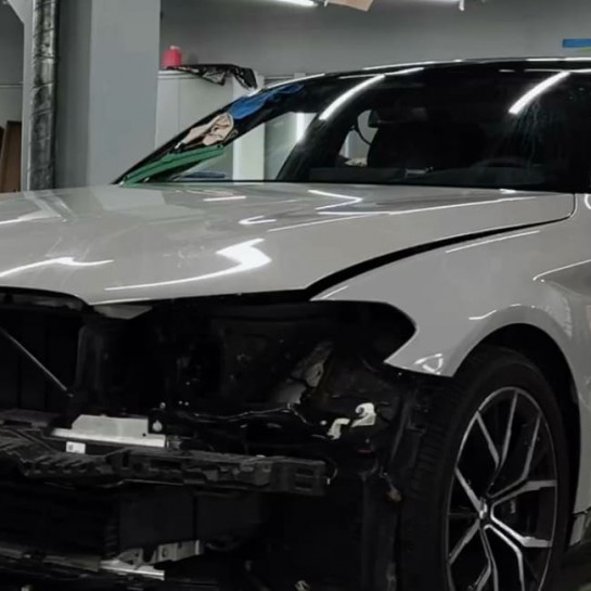 Оклейка автомобиля BMW полиуретановой пленкой Санмакс серого цвета с глянцевой текстурой