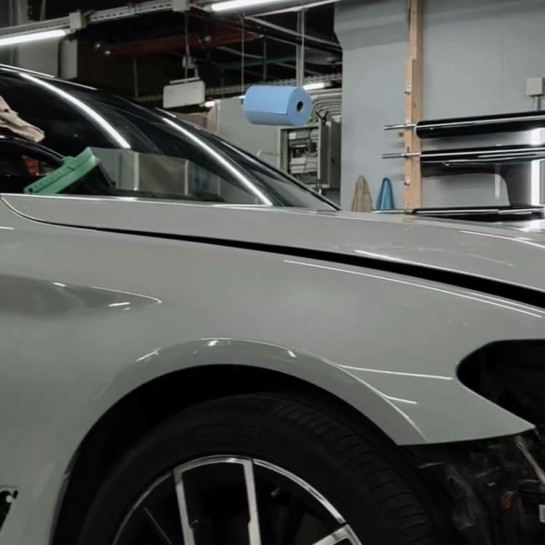 Оклейка автомобиля BMW полиуретановой пленкой Санмакс серого цвета с глянцевой текстурой