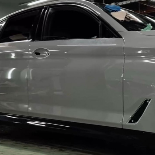 Оклейка автомобиля BMW полиуретановой пленкой Санмакс серого цвета с глянцевой текстурой
