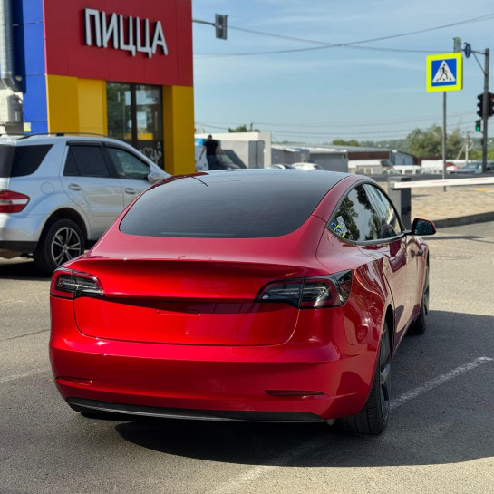 Оклейка Tesla Model 3 полиуретановой пленкой Sunmax 48 Metal Red PPF