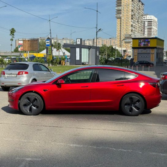 Оклейка Tesla Model 3 полиуретановой пленкой Sunmax 48 Metal Red PPF