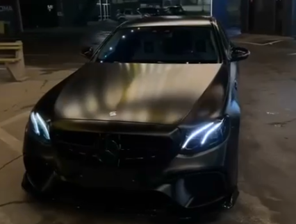 Оклейка Mercedes цветной виниловой пленкой Sunmax 042-500 Metallic Black