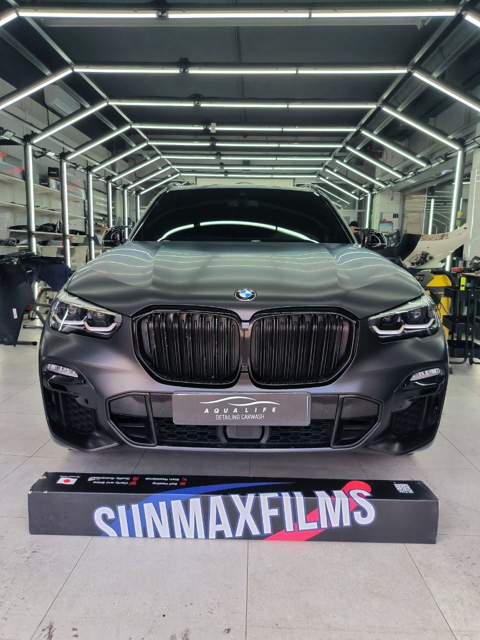 Оклейка автомобиля BMW полиуретановой пленкой Sunmax 26 Black Matt PPF