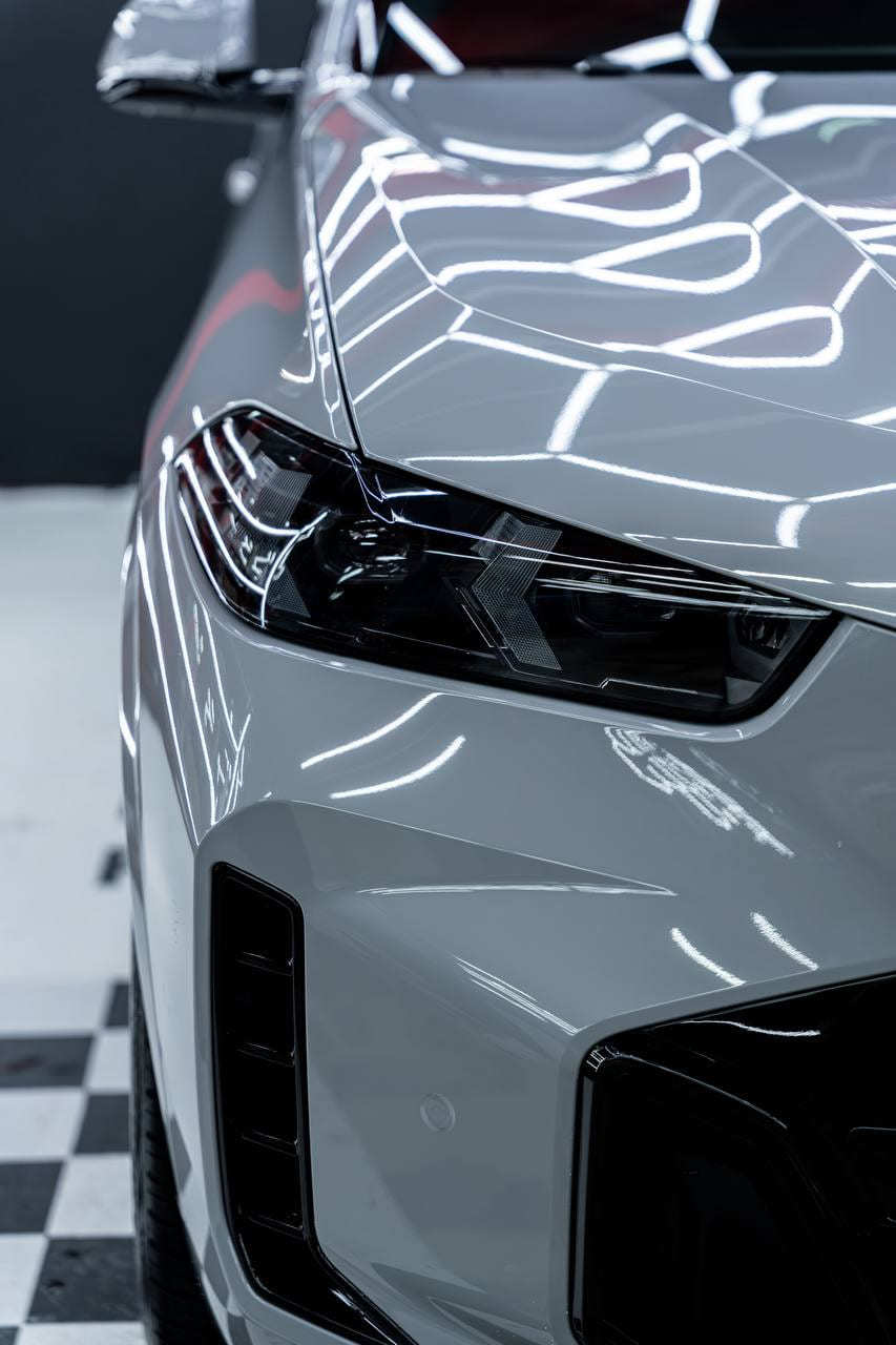 Оклейка BMW цветным полиуретаном Sunmax 15 Brooklyn Grey Gloss PPF
