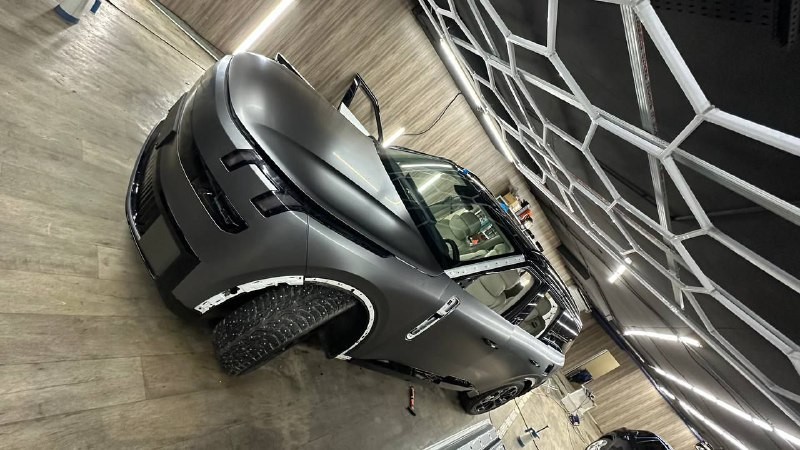 Оклейка автомобиля Range Rover полиуретаном 45 Matte AMG Gray PPF Sunmax 