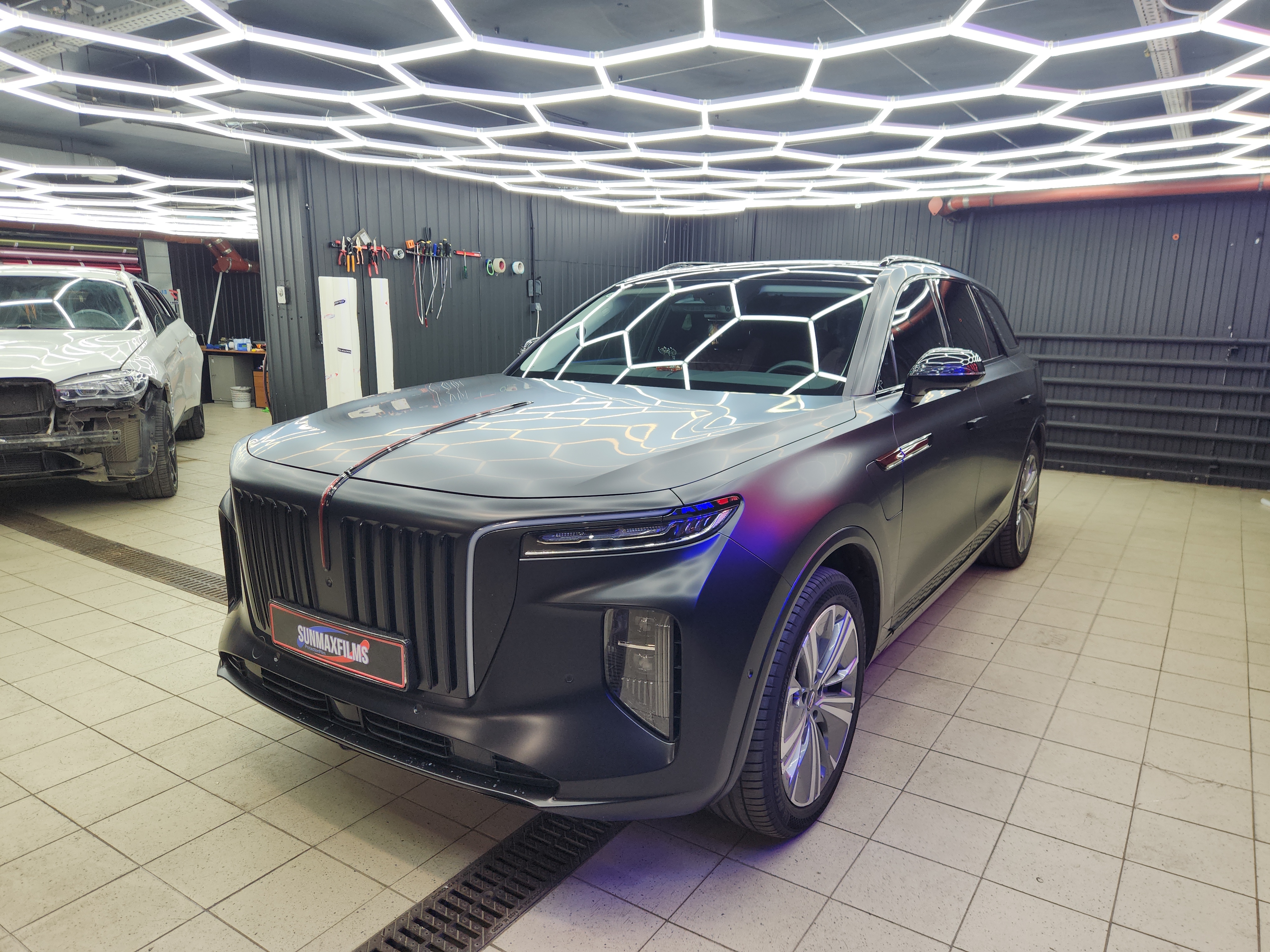 Оклейка Hongqi цветным полиуретаном Sunmax 26 Black Matt PPF