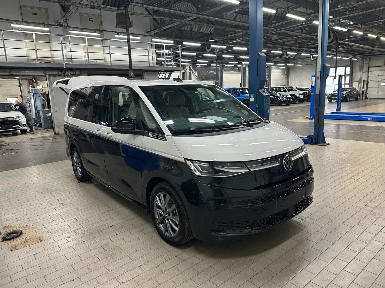 Оклейка Volkswagen цветным полиуретаном Sunmax 4 Goodwood Green Pearl Color PPF