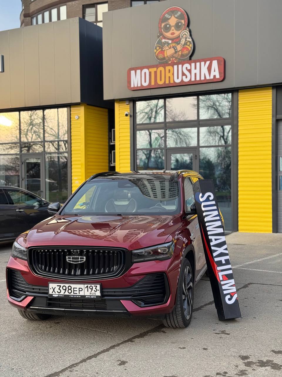 Оклейка Geely цветным полиуретаном Sunmax 52 Metal Crimson Color PPF