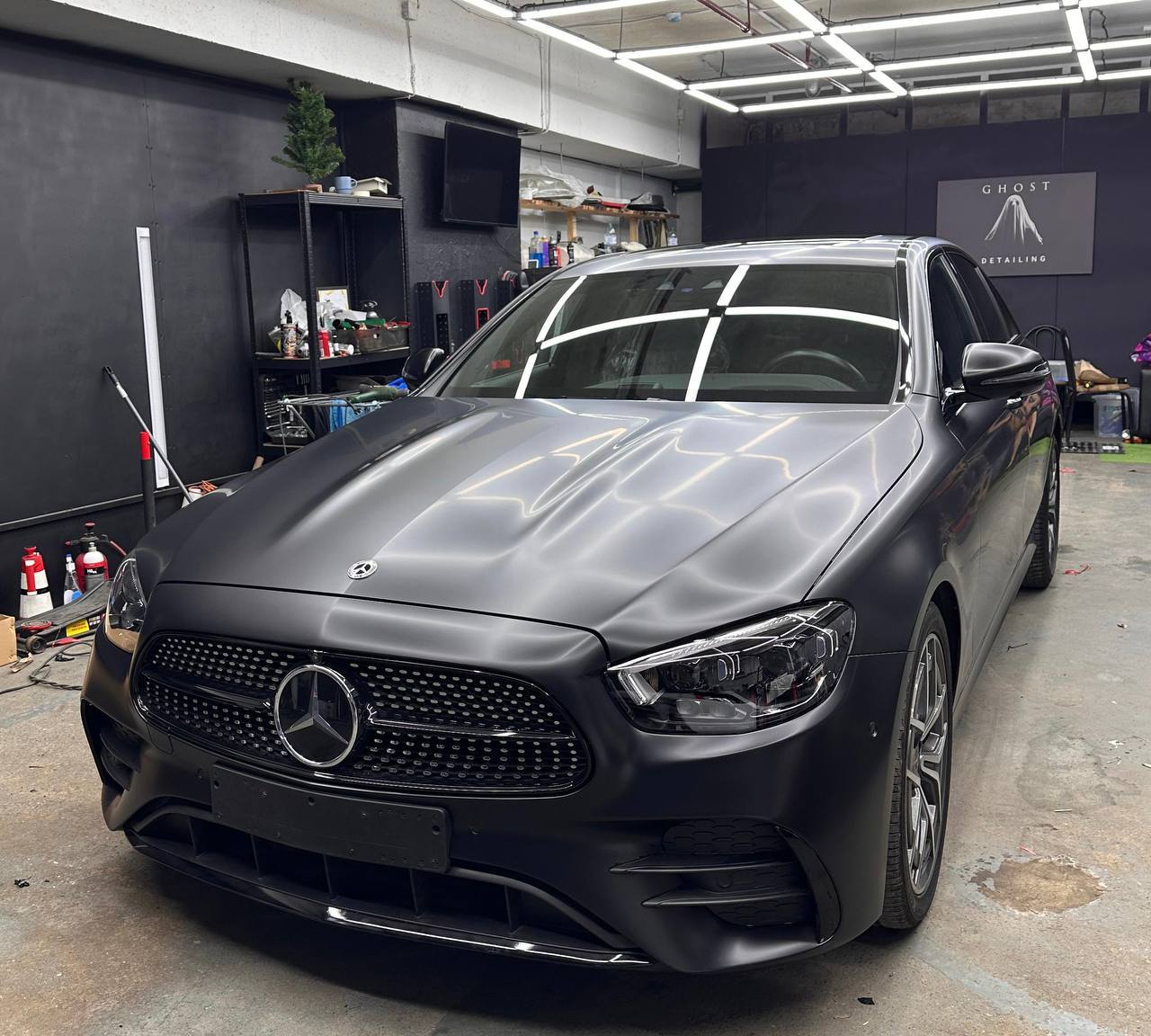 Оклейка Mercedes защитным цветным полиуретаном Sunmax 26 Black Matt Color PPF