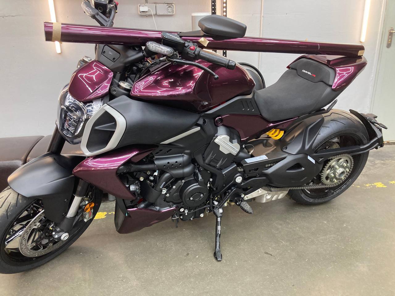 Оклейка мотоцикла Ducati цветной полиуретановой пленкой Sunmax 51 Jaguar Black Rose