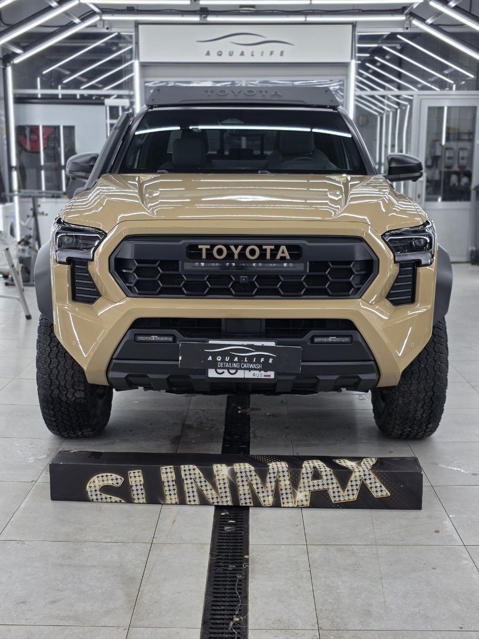 Оклейка Toyota Tacoma полиуретаном Sunmax 58 Desert Yellow PPF