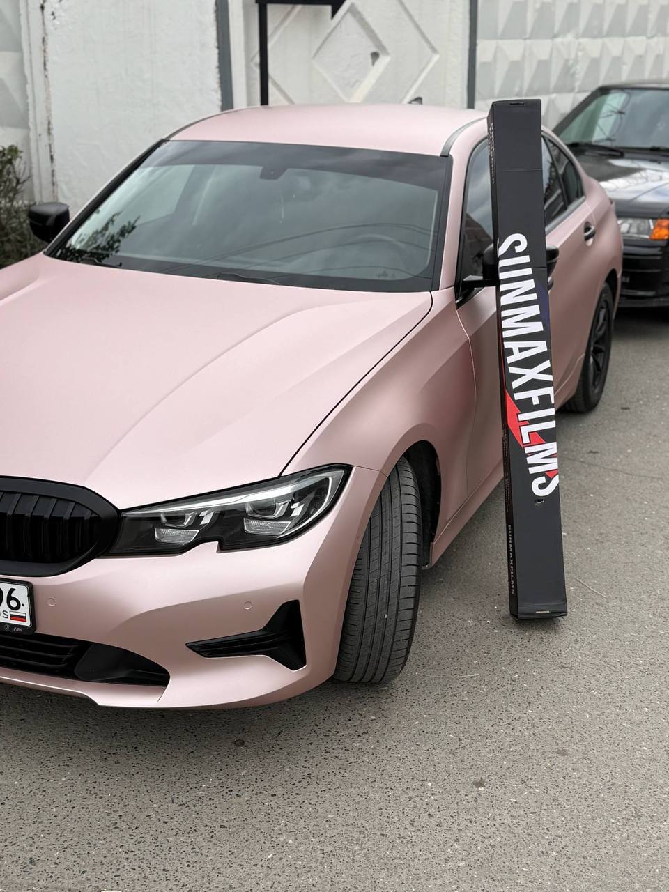 Оклейка BMW полиуретаном Sunmax 124 Matt Metal Rose Gold PPF