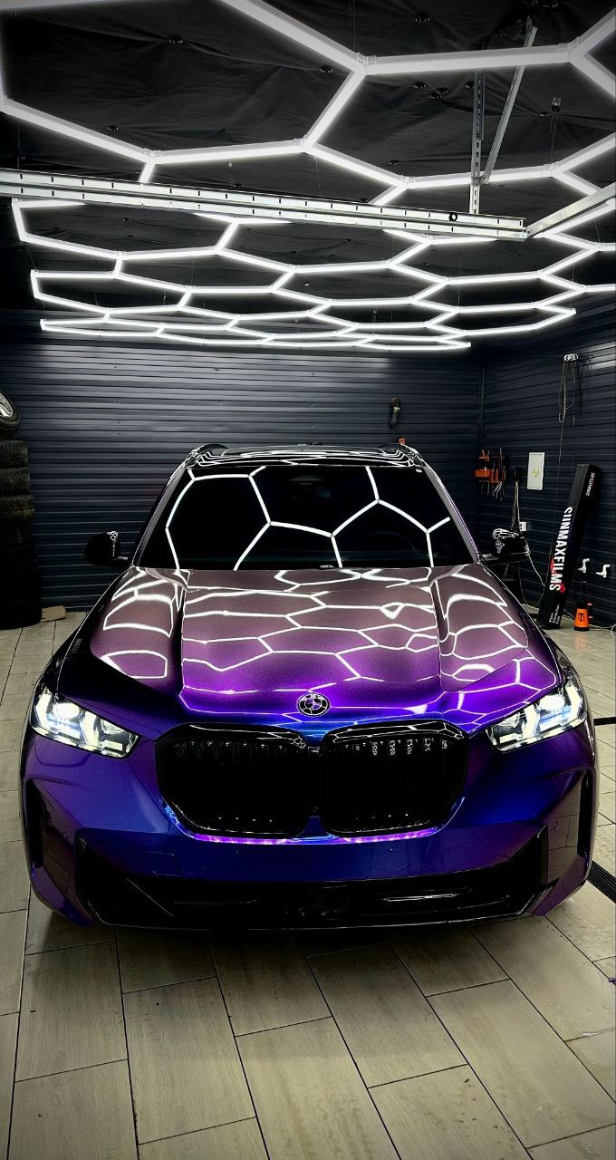 Оклейка BMW полиуретаном Sunmax 30 Green Blue PPF