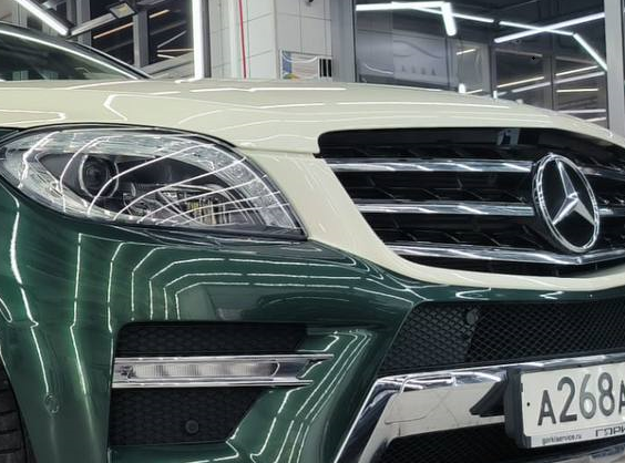 Оклейка Mercedes цветным полиуретаном Sunmax 55 Tesla Forest Green Color PPF
