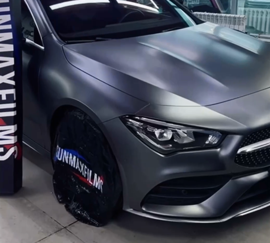 Оклейка автомобиля Mercedes цветным полиуретаном Sunmax 45 AMG Gray Matt