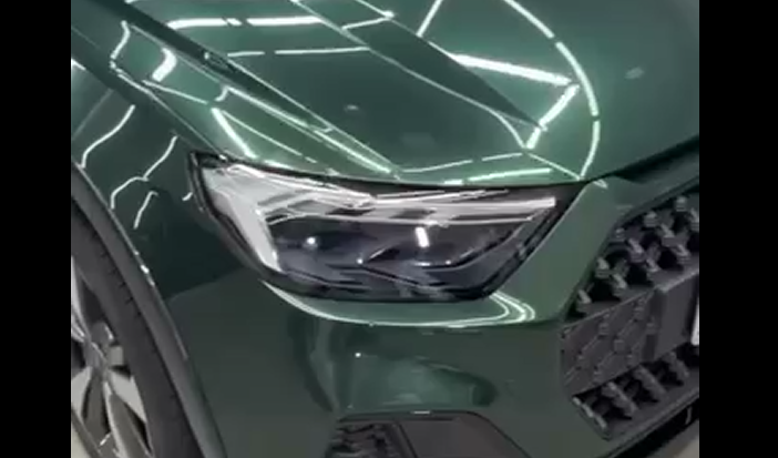 Оклейка кузова Audi A1 цветным полиуретаном Sunmax 55 Tesla Forest Green PPF