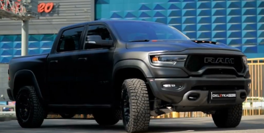 Оклейка Dodge RAM 1500 в винил Sunmax 568 Super Matt Black