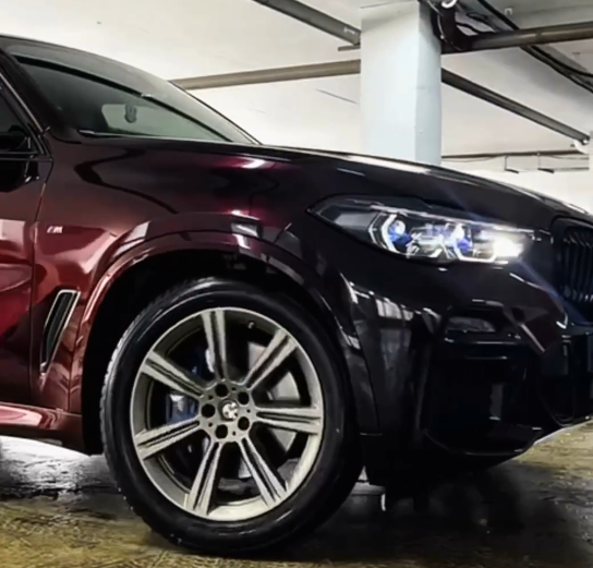 Оклейка BMW полиуретаном цвета Sunmax 18 Black Red Color PPF