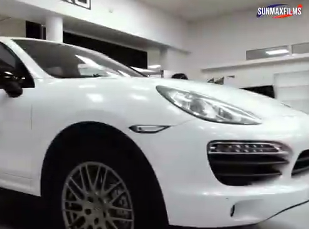 Оклейка Porsche виниловой пленкой Sunmax 581 Gloss Diamond White