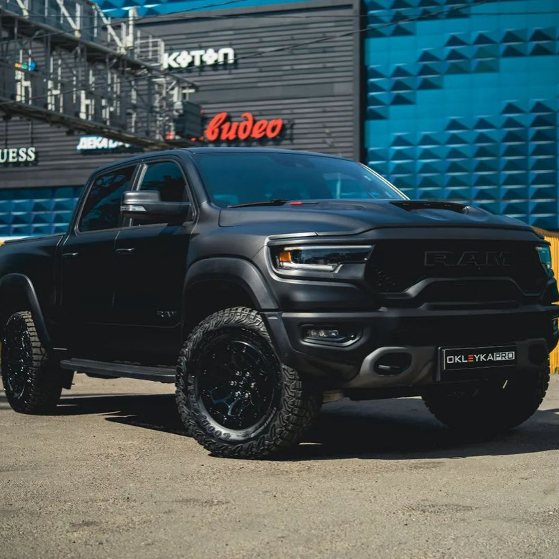 Оклейка Dodge Ram в Sunmax 566 Smoky Black