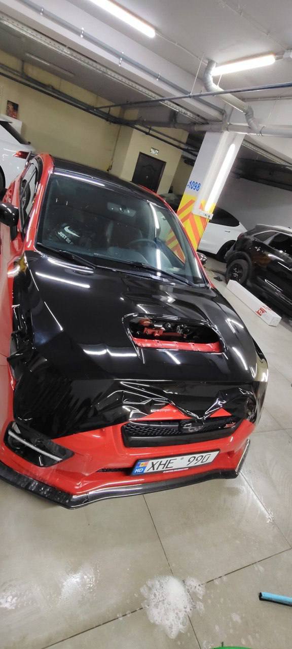 Оклейка капота Subaru полиуретаном Sunmax 38 Black Gloss Color PPF