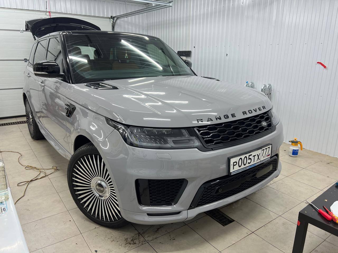 Оклейка Range Rover в Sunmax 15 Brooklyn Grey Gloss Color PPF