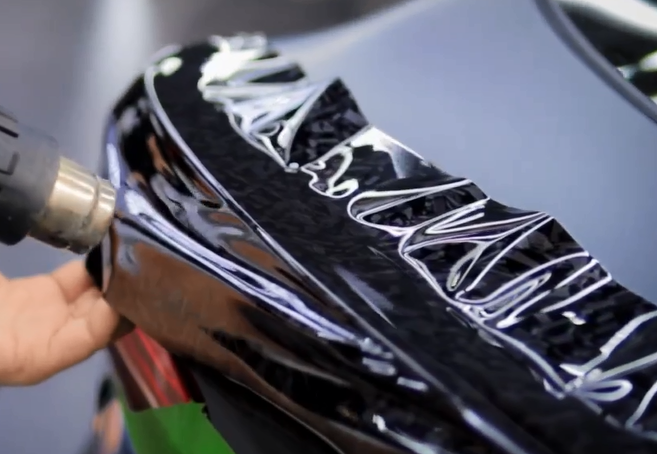 Оклейка спойлера Audi виниловой пленкой Sunmax 404 Forget Carbon Glossy Black