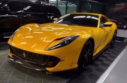 Оклейка Ferrari цветным полиуретаном Sunmax 7 Maple Yellow PPF